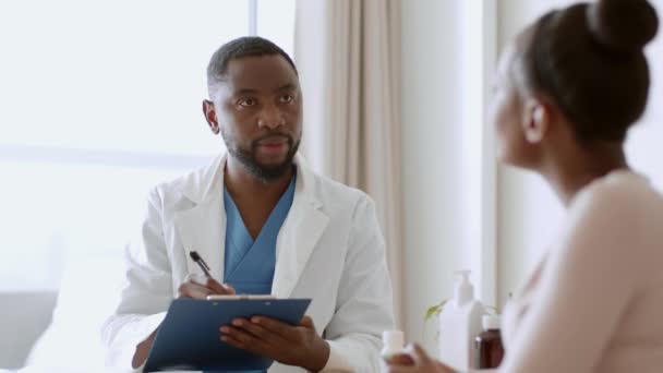 Consultorio Médico Mujer Negra Irreconocible Sentada Clínica Diciendo Síntomas Terapeuta — Vídeos de Stock