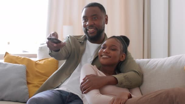Familienwochenende Entspannen Glückliche Junge Afrikanisch Amerikanische Mann Und Frau Ruhen — Stockvideo