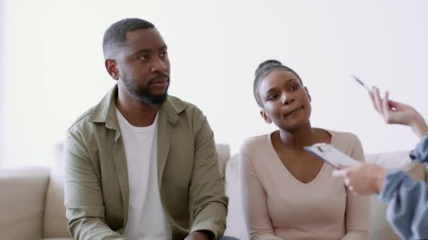 家族療法だ アフリカ系アメリカ人の配偶者 黒人男性と女性が専門家と話をし 撮影を追跡し ゆっくりとした動き — ストック動画