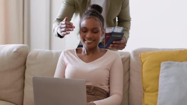 Schöne Überraschung Junge Schwarze Frau Arbeitet Hause Laptop Ihr Liebender — Stockvideo