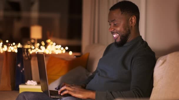 Trabalho Remoto Positivo Jovem Feliz Afro Americano Cara Digitando Laptop — Vídeo de Stock