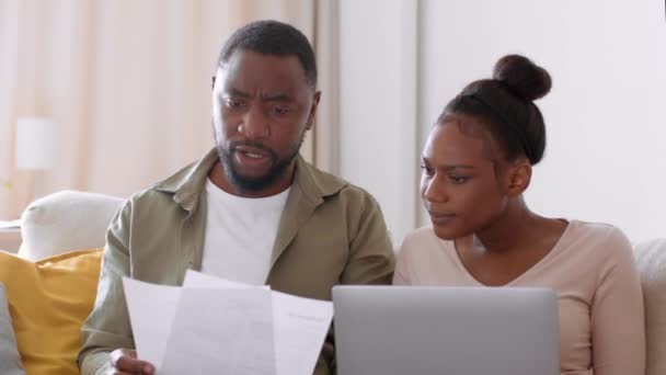 Планування Сімейного Бюджету Молодий Емоційний Афроамериканський Чоловік Жінка Розраховують Щомісячні — стокове відео