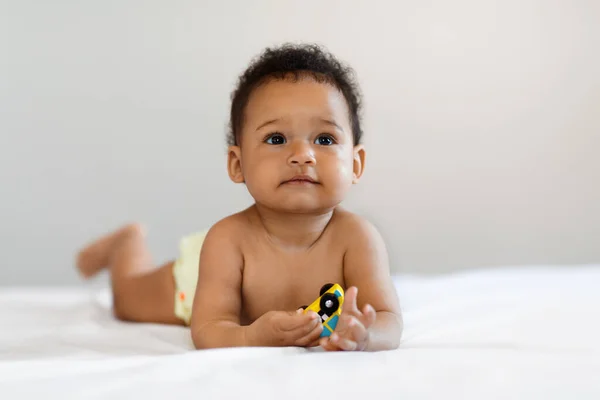 Retrato Lindo Bebé Negro Niño Acostado Cama Sobre Barriga Jugando —  Fotos de Stock