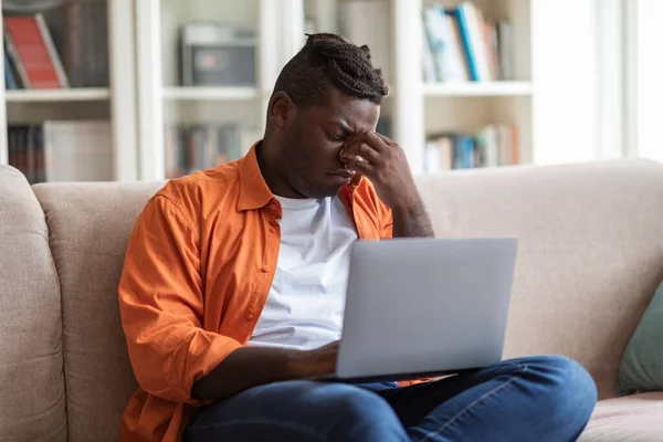 Jonge Boos Zwarte Mollige Man Ondernemer Chatten Online Laptop Met — Stockfoto