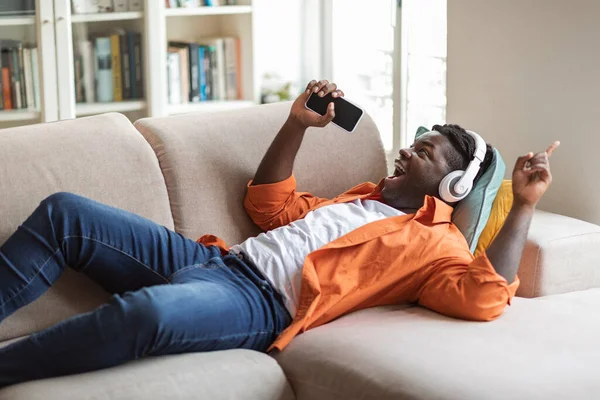 Joyful Happy Stylish Chubby Millennial Black Guy Casual Reclining Sofa — Stock Photo, Image
