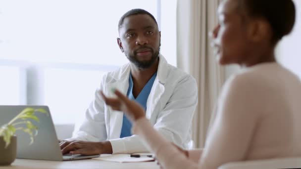 Consulta Médica Close Tiro Mulher Negra Paciente Conversando Com Médico — Vídeo de Stock