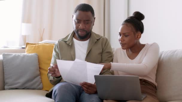 Problemas Orçamento Familiar Irritado Afro Americano Homem Mulher Finanças Contábeis — Vídeo de Stock