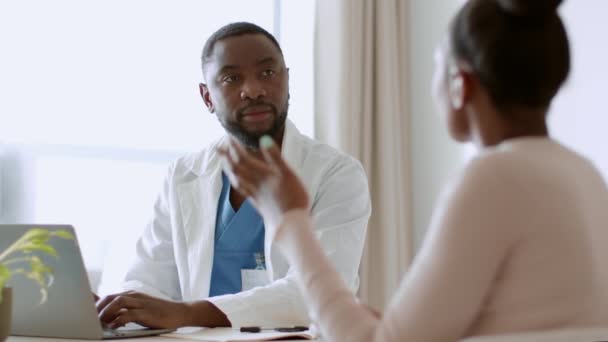 Ayuda Médica Inmediata Médico Profesional Afroamericano Que Escucha Los Síntomas — Vídeos de Stock