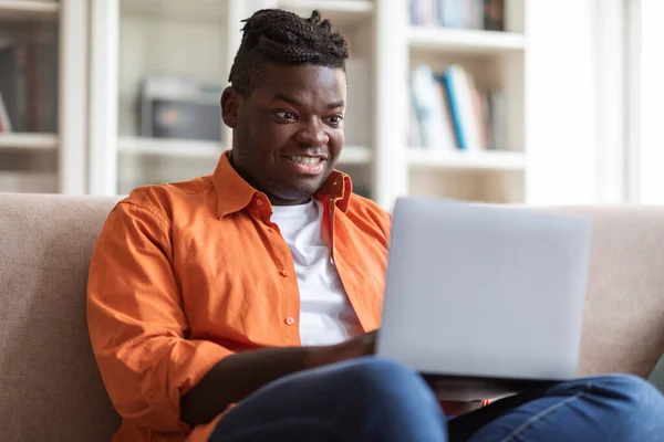 Vrolijke Overgewicht Millennial Afrikaanse Amerikaanse Man Met Vlechten Casual Outfit — Stockfoto