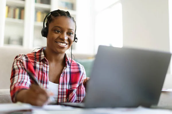 Happy Beautiful Millennial African American Woman Student Sitting Floor Home — Stock Photo, Image