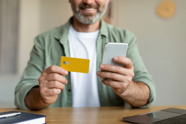 Glady Elderly Caucasian Male Credit Card Smartphone Orders Goods Checks — Stock Photo, Image