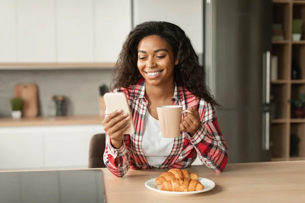 Lächelnde Schwarze Millennial Dame Mit Tasse Kaffee Trinken Video Auf — Stockfoto