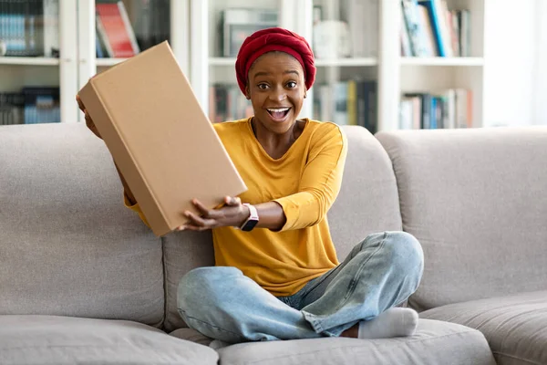 Emocionado Emocionado Joven Cliente Negro Mujer Recibir Buena Caja Cartón — Foto de Stock