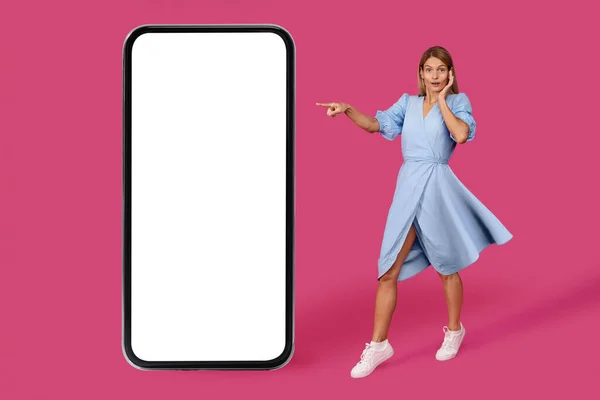 Şok Olmuş Beyaz Kadın Elbise Parmağıyla Büyük Akıllı Telefona Ekranı — Stok fotoğraf