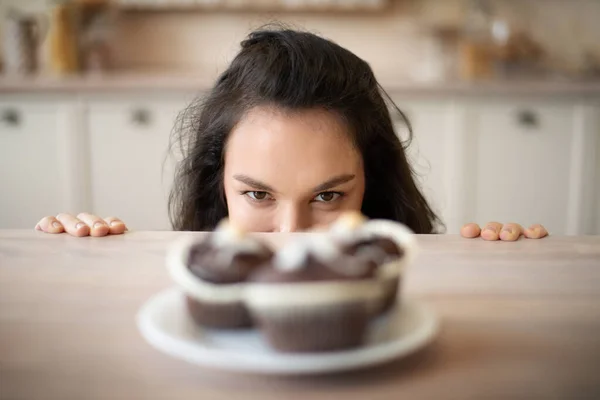 Young Woman Hiding Table Looking Delicious Cupcakes Plate Focus Lady — Stock Photo, Image