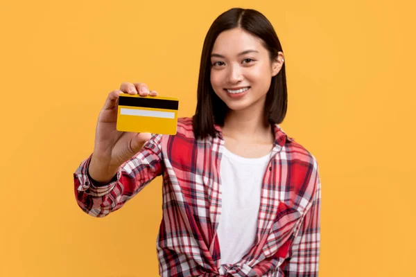 Šťastná Korejská Dáma Ukazující Kreditní Kartu Reklama Bankovní Služby Přes — Stock fotografie