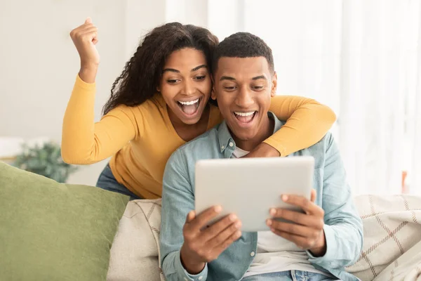 Feliz Emocionado Joven Afroamericano Esposa Marido Abrazos Mira Tableta Hacer — Foto de Stock