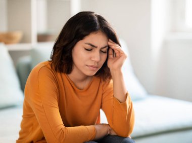 Duyarsızlık kavramı. Depresyondaki Orta Doğulu Dokunaklı Kadın Portresi, Evde oturan üzgün Arap Kadın Sinir Bozukluğu ya da Depresyon Çekimi,