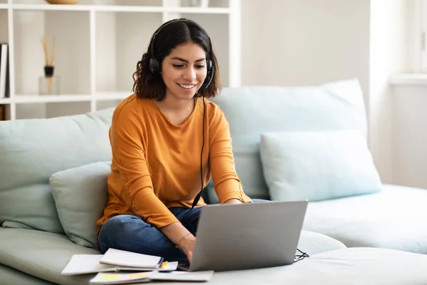 Fernstudium Junge Araberinnen Studieren Online Mit Laptop Hause Lächelnde Nahostfrauen — Stockfoto