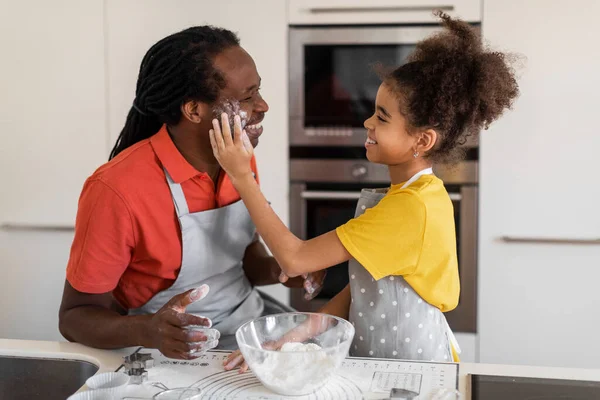 Fathers Day Happy Black Girl Having Fun While Baking Dad — Stock Photo, Image