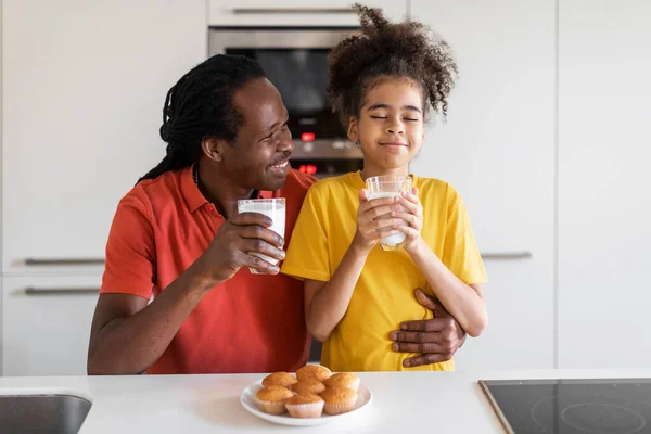 Fröhliche Afrikanisch Amerikanische Vater Und Tochter Genießen Snacks Der Küche — Stockfoto