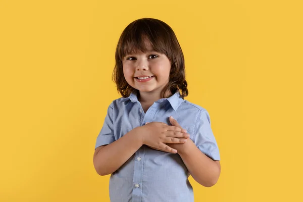 Szczera Wdzięczność Studio Strzał Cute Szczęśliwy Mały Chłopiec Uczucie Wdzięczności — Zdjęcie stockowe