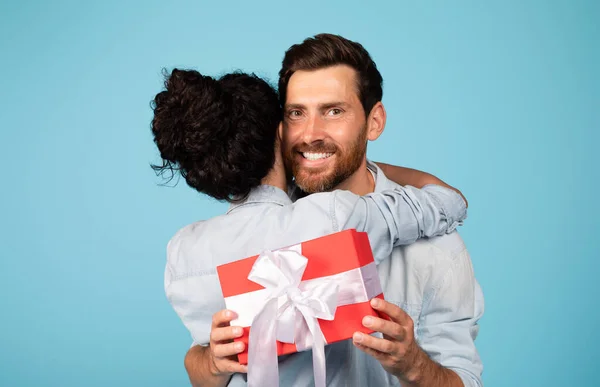 Smiling Young European Man Casual Hugging Female Hold Gift Back — Stock Photo, Image