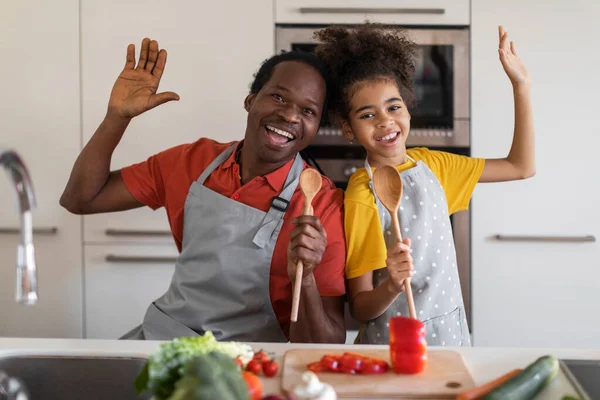 Vrolijke Zwarte Vader Tiener Dochter Hebben Plezier Tijdens Het Koken — Stockfoto