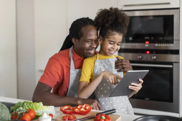 Receta Línea Feliz Padre Negro Hija Usando Tableta Digital Cocina —  Fotos de Stock