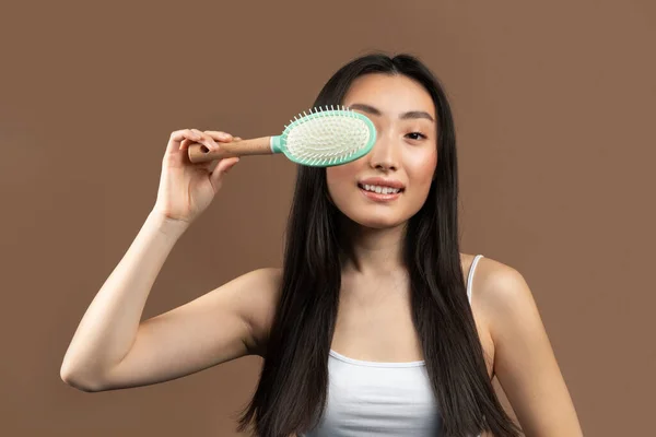 Concept Soins Capillaires Femme Coréenne Excitée Avec Les Cheveux Longs — Photo