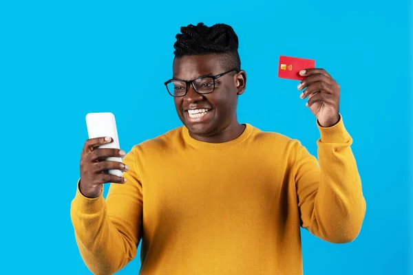 Joven Negro Alegre Usando Smartphone Tarjeta Crédito Para Compras Línea —  Fotos de Stock