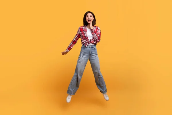 Wow Full Body Length Shot Surprised Asian Lady Jumping Staring — Stock Photo, Image