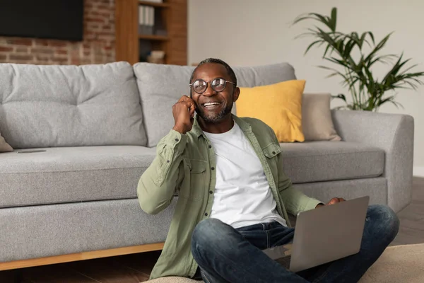 Feliz Adulto Sonriente Hombre Negocios Negro Gafas Utiliza Computadora Llamadas — Foto de Stock