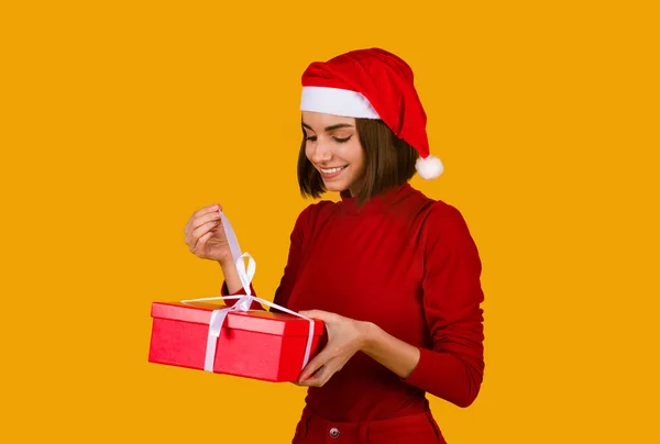 Glücklich Aufgeregt Schöne Junge Frau Mit Weihnachtsmann Hut Mit Niedlicher — Stockfoto