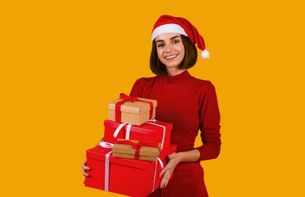 Hübsche Brünette Attraktive Dame Mit Weihnachtsmütze Und Rotem Lässigem Outfit — Stockfoto