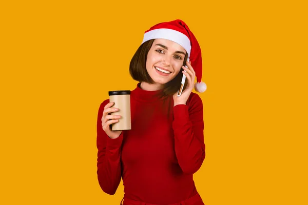 Positive Hübsche Brünette Dame Mit Weihnachtsmütze Und Rotem Outfit Die — Stockfoto