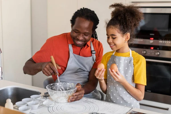 Wesoły Afroamerykanin Tata Córka Gotowanie Razem Kuchni Portret Szczęśliwego Czarnego — Zdjęcie stockowe
