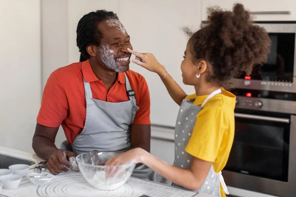 Gelukkig Zwart Vader Dochter Binding Tijdens Het Bakken Samen Keuken — Stockfoto