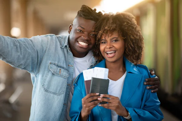 Viajantes Felizes Sorrindo Jovem Casal Negro Tirando Selfie Estação Ferroviária — Fotografia de Stock