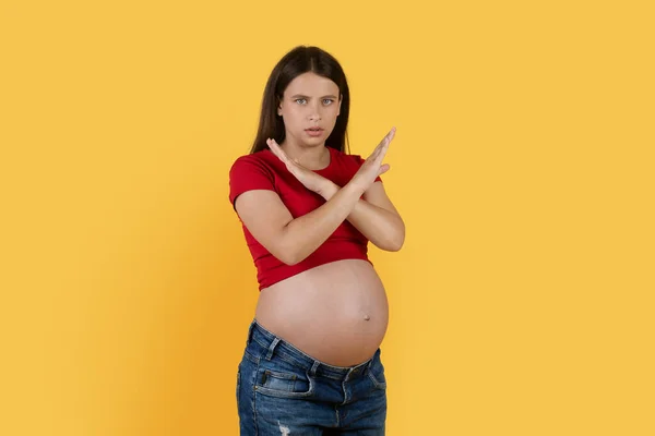 Mladá Těhotná Žena Ukazuje Odmítavé Gesto Zkříženýma Rukama Zatímco Stojí — Stock fotografie