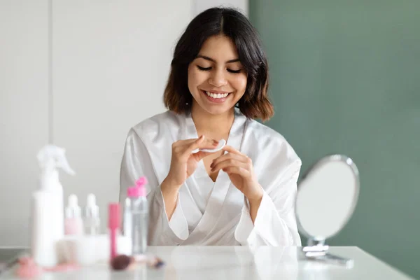 Smiling Young Middle Eastern Woman Removing Nail Polish White Cotton — Stock Photo, Image