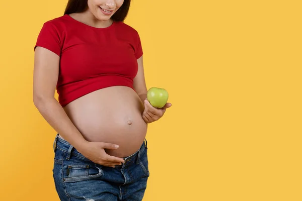 Těhotenská Dieta Mladá Těhotná Žena Držící Zelené Jablko Objímající Své — Stock fotografie