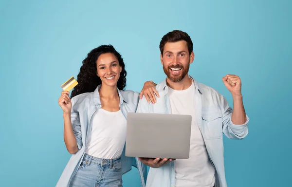 Smiling Young European Couple Credit Card Laptop Make Gesture Victory —  Fotos de Stock