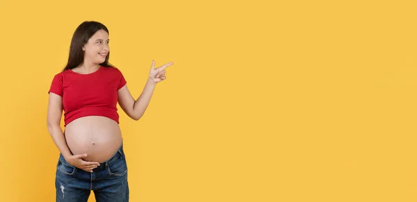 Nice Offer Smiling Young Pregnant Lady Pointing Aside Copy Space — Foto de Stock