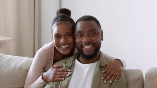 Щасливі Стосунки Закріпіть Портрет Щасливого Афроамериканського Чоловіка Жінки Які Посміхаються — стокове відео