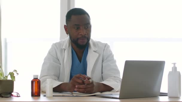 Online Medical Consultation Young Professional African American Doctor Consulting Patient — Vídeos de Stock