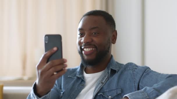 Gadgets Personal Security Close Portrait Smiling African American Man Scanning — Vídeos de Stock