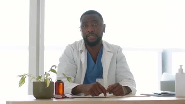 Professional Online Consultation Camera Pov Shot Young Black Doctor Streaming — Vídeo de stock