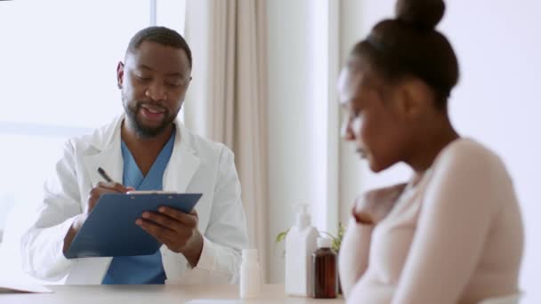 Beklentiler Için Tıbbi Yardım Genç Hamile Siyahi Bayan Hasta Öksürüyor — Stok video