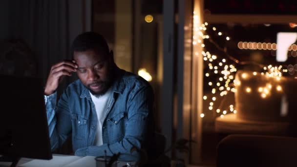 Övertidsarbete Ung Trött Afrikansk Amerikansk Man Chef Arbetar Datorn Sent — Stockvideo